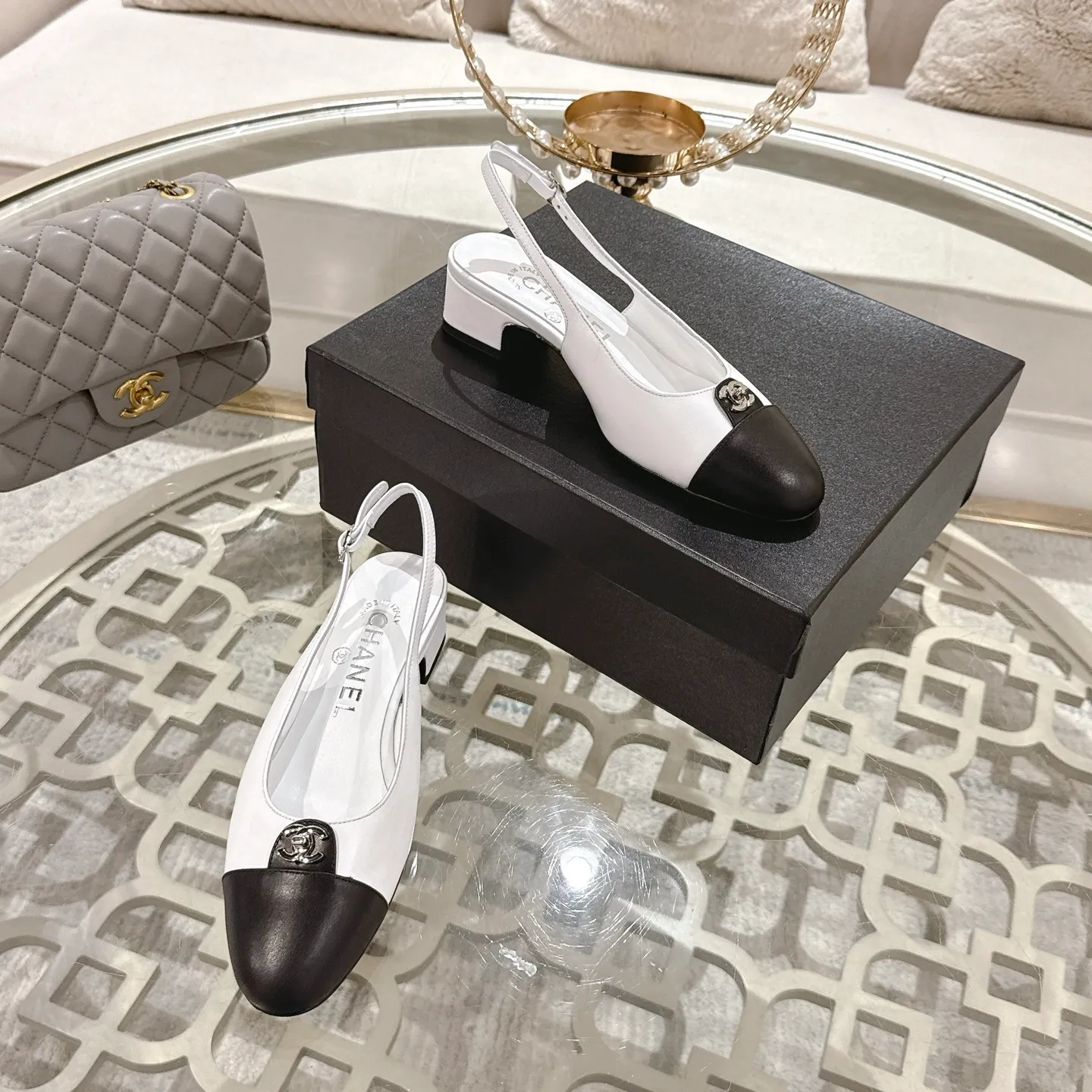 💕💕Factory direct selling price p540💕💕Chanel 2025SS spring and summer new double C button Mary Jane🆕Xiao Xiang𝐂Jia's beautiful Mary Jane sandals are so sweet that they are so beautiful that they have a round square toe design. Cute and cute ~ metal/button logo. The appearance is super online. When worn, it looks like a wealthy daughter. I thought it was good-looking. Only when you put it on your feet will you know how easy it is to wear~ Upper: Customized lambskin Lining: Sheepskin Outsole: Genuine leather outsole imported from Italy Size number: 35-42 (40.41.42 customization is non-refundable) Packaging: The latest gift box packaging at the counter
